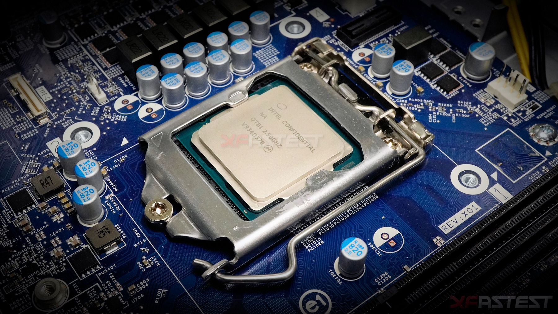 Intel Core i9-10900 (Comet Lake-S) 10-core processor pictured up close 