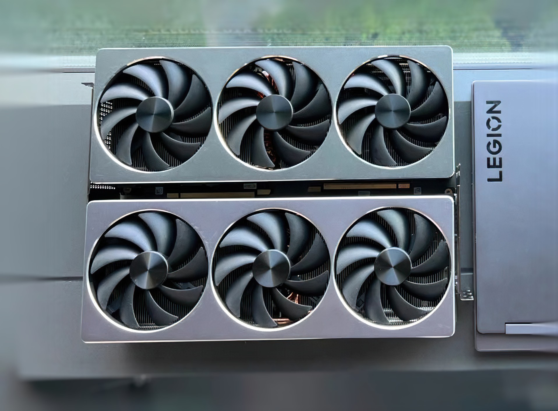 Lenovo GeForce RTX 4090 GPU přefilmované, měří 36 cm na výšku