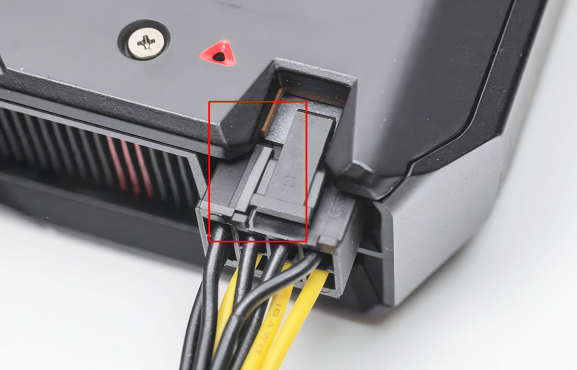 Някои захранващи кабели с 6 + 2 пина може да не пасват напълно на референтната карта Radeon RX 7600.