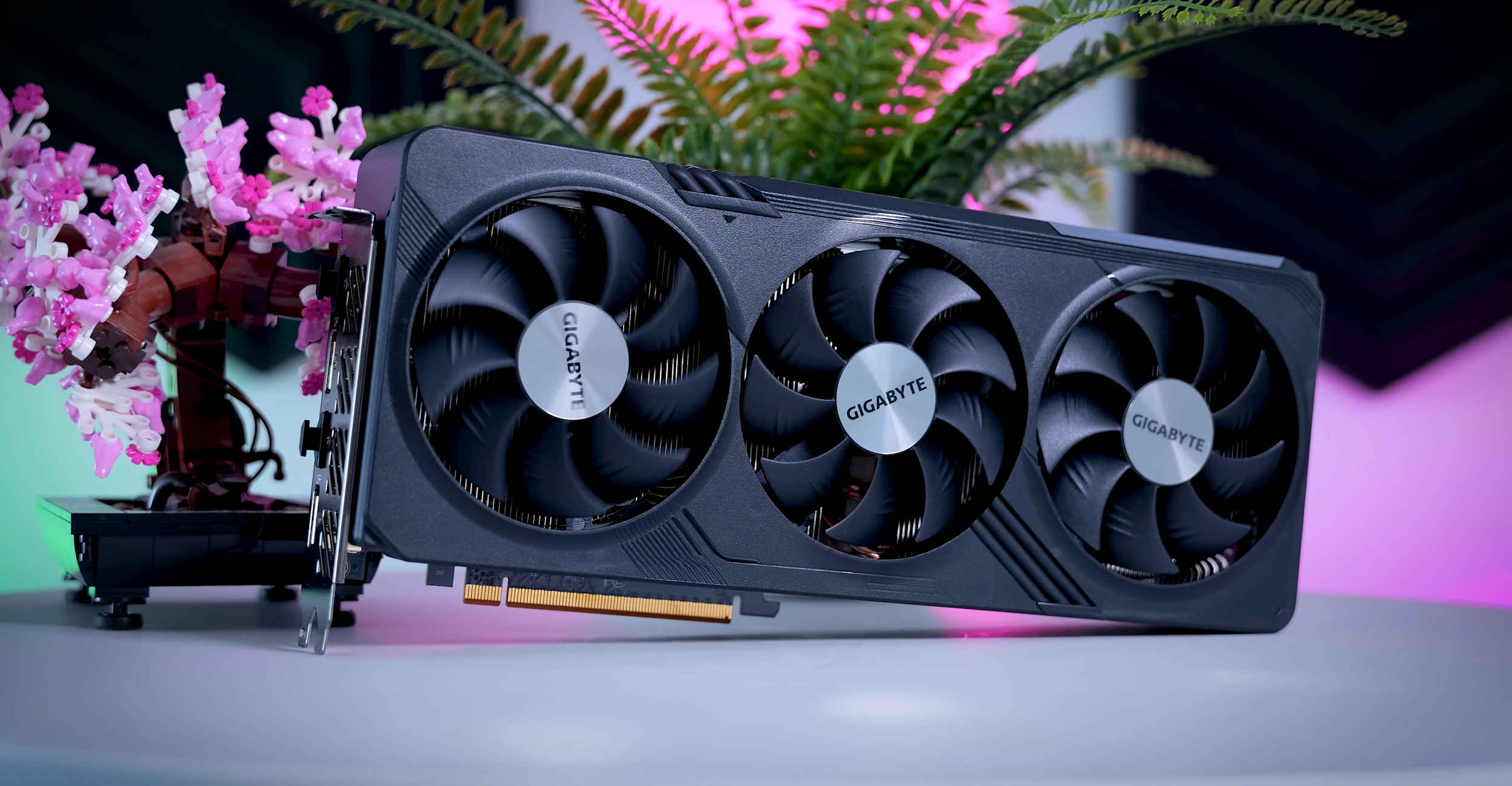 Simulated RX 7800 XT outperforms RTX 4070 by up to 14% at 4K in gaming  tests of the Radeon Pro W7800 -  News